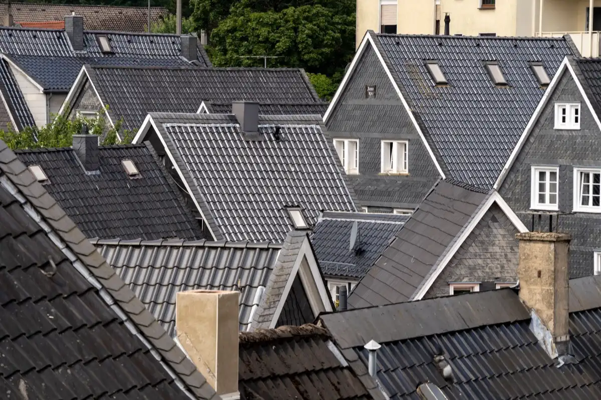 Steep roof eaves and gutter lines on houses in Conroe, TX